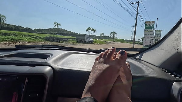 Fetiche por pés na praia! Solinhas deliciosas exibidas em público para amantes podólatras!